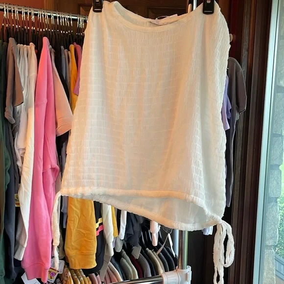 Calvin Klein top. - Picture 2 of 9